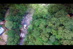 潺潺流水悠遊山谷之間無人機滿月圓空拍攝影空中攝影溪流河水大自然最美的景色