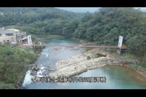 平溪十分瀑布外的四廣潭橋空拍攝影潭水清澈透清涼遇到陌生人說妳好需要我幫你拍嗎