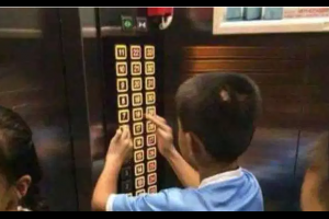 「孩子要這樣教！」7歲小孩調皮地在電梯 亂按樓層，這位媽媽的「懲罰」，竟然讓乘客都 笑笑地走出電梯！