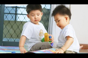 先別生氣！小孩搶玩具並不是故意使壞！以色列幼教用這3個方法，教出「懂事」的孩子 - 教育 - 教育 - 台灣媽媽的以色列教養法 - 商業周刊
