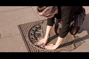 她「把一件舊T恤鋪在水溝蓋上」時沒有人知道她在做什麼，但幾分鐘後一拿起來大家都立刻掏出信用卡了！