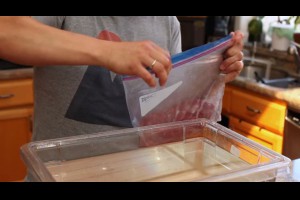 這就是你不用買價格破千真空包裝機也能「真空密封食材」的天才保鮮方法！