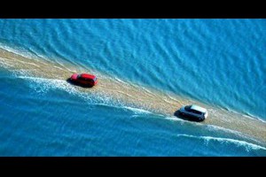 法國這條號稱「世界上最危險的公路」一天只會浮出海面2次，想通過就要飆車了！ | 時尚華爾滋