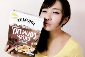 【 麥片女孩 娃娃 】Jordan’s 黑可可麥片，每口都期待咬到巧克力塊