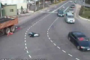 2007-非常血腥的車禍畫面，觀看請小心，為什麼騎車不要靠近大型車輛？