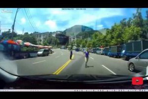 小心故意製造假車禍的，行車記錄器提醒大家注意!