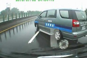 車禍大小事＜下雨天開車要小心＞交通意外480P