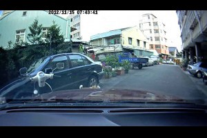 車禍-就算到家門口也要小心20130528