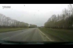 2013 觀看請小心，超驚悚車禍，一瞬間前車正面對撞就在眼前發生！