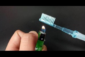 舊牙刷千萬不要扔，她用打火機輕輕一燒，沒想到奇蹟出現了