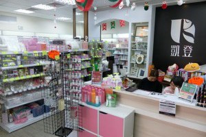 凡凡的世界之旅: 【台中美甲教學】還在找美甲工作室開的那種一對一光療指甲教學課程嗎？建議要學美甲就跟最專業的學吧！彩繪凝膠美甲的課程真的是超讚！超實用的！