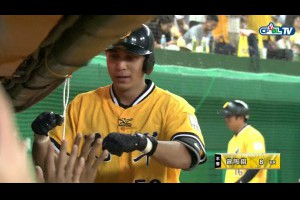 05/06 富邦 vs 兄弟 八局下，雙響砲！曾陶鎔擊出右外野方向全壘打，帶有三分打點