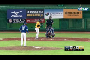 05/05 富邦 vs 兄弟 八局下，曾陶鎔擊出右外野的全壘打，單場三響砲