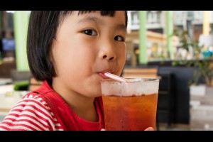 天天喝汽水，養出癌體質！20年罹患3癌的醫生慘痛經驗：這6種食物，不要給小孩吃(內科,心臟血管內科,家庭醫學科,代謝內分泌,小兒外科,放射線科) - 非讀BOOK - 防癌 - 良醫健康網 - 商業周刊（百大良醫）