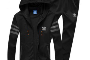 adidas套裝 衣袖條紋印花男款三葉草連帽運動外套寬口運動長褲 三色選_adidas套裝_Adidas_運動服_adidas originals,adidas nmd,adidas ultra boost,adidas superstar|adidas官方目錄|adidas官方網台灣|adidas taiwan