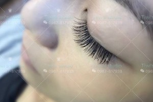 像扇子般纖細又濃密的睫毛根根分明~看了心情都飛揚起來