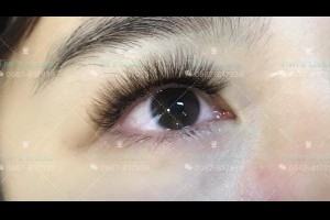 咖啡色睫毛眼線效果強層層交疊更有層次多了迷濛 萌感加倍