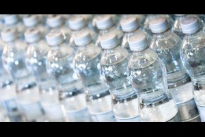 生活技.net: 膠樽裝水全是膠微粒還會致癌？