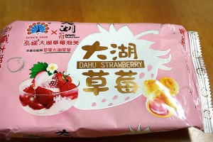 ［全聯］［開箱］孔雀大湖草莓泡芙-全聯購入