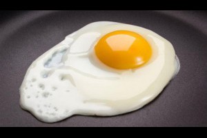 「膽固醇太高，要少吃蛋」是錯的！台大營養講師：「蛋黃」是血液中膽固醇的清道夫-非讀BOOK-良醫健康網