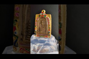 高僧佛牌九大高僧真品阿贊多親製親誦經入塔牌七階崇迪佛牌之王2400~2405品相完整老牌崇迪示現普光明佛牌之王萬象生