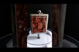 真品古董阿賛多老佛牌佛曆2401阿賛多自身像背面是五大古佛崇笛佛帕洛等此佛牌長久沐浴佛寺加持加量圓滿珍藏至今有161年