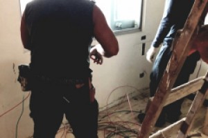 新竹中古屋翻修設計師與師傅們這幾天都忙著室內更換電線，把關著所有環節