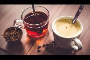 把茶、咖啡當水喝是慢性自殺？能計入每日飲水量嗎？醫學院教授告訴你「水、咖啡、茶」該怎麼喝 | 健康跟著走 