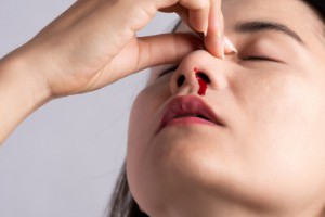 流鼻血[冰敷or熱敷]停得比較快?急診醫授[正確動作]:吃冰棒也行_聰明醫療_文章專區 | 常春月刊--全宇宙最實用的保健知識