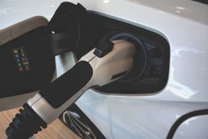 新能源車帶動預估2025年動力電池對正極材料需求將突破215萬噸