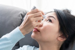 眼藥膏別再這麼點!藥師揭[5用法]超常做錯與眼藥水使用順序曝_聰明醫療_文章專區 | 常春月刊--全宇宙最實用的保健知識
