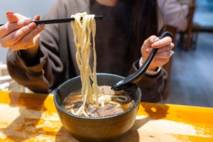 吃麵比吃飯更易胖!營養師揭[11款湯麵熱量]:冠軍沒勾芡但超肥其中2款高血壓少碰_營養食尚_文章專區 | 常春月刊--全宇宙最實用的保健知識
