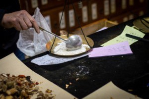 中藥粉結塊還能服用嗎?醫教[正確保存方法]防受潮冒4情況千萬別吃_中醫養生_文章專區 | 常春月刊--全宇宙最實用的保健知識