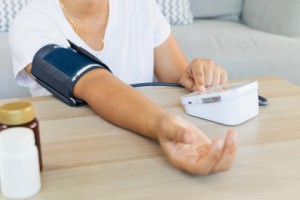 量血壓要用右手還是左手?專家曝[6個NG行為]:多數人都做錯_談慢性病_文章專區 | 常春月刊--全宇宙最實用的保健知識