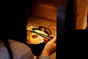 日本餐廳討厭台灣人吃飯自以為貼心4動作！揭台日餐桌禮儀地雷 | 城市學