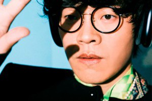 廣仲：「LIVE 珍貴的地方，是在預料之中、產生一些意料之外。」一個人、一把吉他，唱出有別於都市的，今年就來 VOGUE 風格野餐日，聽廣仲吧！ | Vogue Taiwan