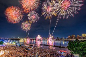 2025大稻埕煙火最美480秒時間！「七夕4嗨」讓情人變熊抱哥 | 城市學