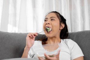 吃很多菜還是便秘?醫曝[少做這1件事]害腸道不動很多人都忽略_生活保健_文章專區 | 常春月刊--全宇宙最實用的保健知識