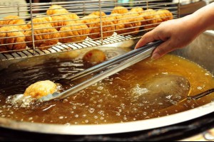 炸油廢油亂倒堵塞水管、最高挨罰6000元！２招分類處理還能DIY家事皂 - 食譜自由配 - 自由電子報