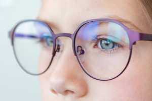 小孩近視不是戴眼鏡就能解決！散瞳劑、OK鏡、兒控鏡片...怎麼選？眼科醫師一次解析 - 良醫健康網