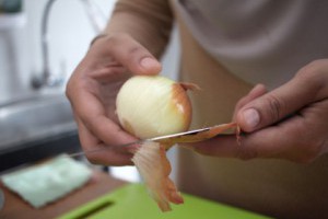 洋蔥該[剝皮前洗or剝皮後洗]?營養師解答做錯恐害食物中毒_生活保健_文章專區 | 常春月刊--全宇宙最實用的保健知識