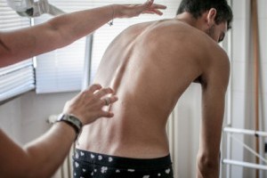 脊椎側彎沒症狀沒關係?醫揭[4大危害]超乎想像恐害心肺退化_透視疾病_文章專區 | 常春月刊--全宇宙最實用的保健知識