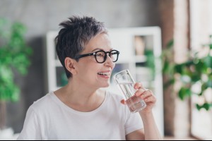 你是隱性缺水人嗎？頭暈、便秘，可能是水喝錯了！50+喝水策略公開：時間點、份量一次掌握 - 良醫健康網