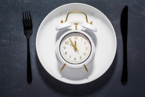 吃飯時間決定胖瘦？掌握「逆卡路里時間差」，讓身體自然燃脂