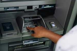 普發現金3萬台ATM備戰發1萬！13歲以上青少年11月可望這樣自領 | 城市學