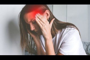 天氣變化竟是偏頭痛的「隱形炸彈」！醫師曝「換季偏頭痛」的3大特徵與對策 - 良醫健康網