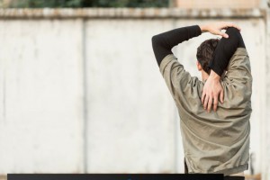 肩膀一高一低怎麼辦？破解「高低肩」成因與矯正方法