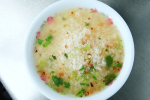 「飯湯」跟鹹粥哪裡不一樣？高湯基底、米飯下鍋時機是關鍵 - 食譜自由配 - 自由電子報