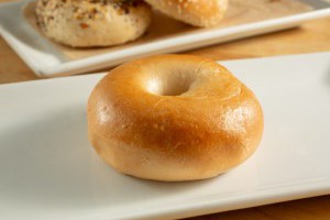 貝果熱量高還低，是健康麵包？減肥減脂能吃嗎？營養師解答 | 健康遠見