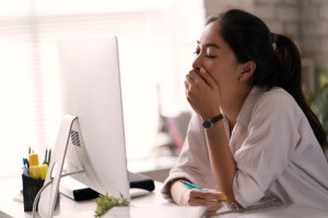 擺脫飯後想睡！醫授 5 招改善「暈碳」：從根本解決餐後嗜睡症 | 健康遠見